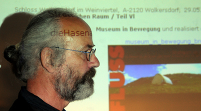 P.Trachsel hält einen Vortrag in Wolkersdorf